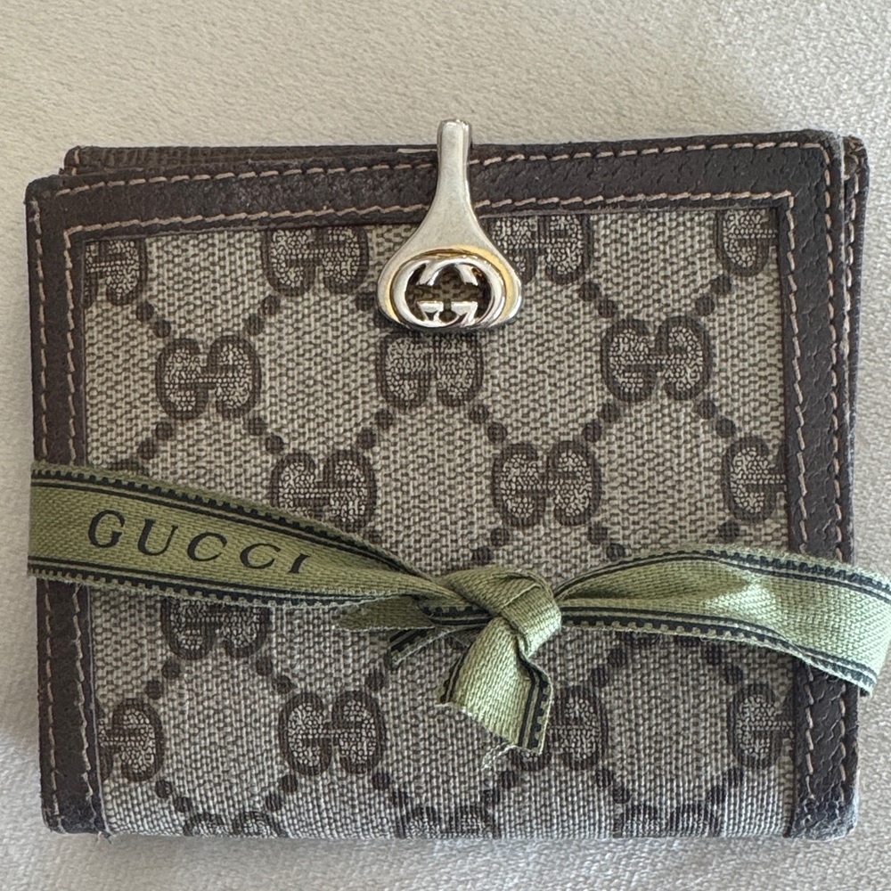 Gucci wallet 100% authentic with minor flaw is a small tear in the back pocket